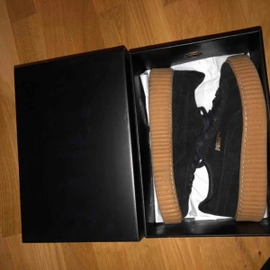  - Säljer min Puma by rihanna skor! Super snygga, bara gått med ute två gånger! Köparen står för frakt
