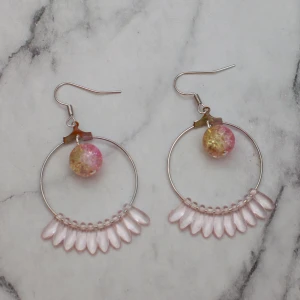 Silverfärgade örhängen  - Fina silverfärgade örhängen med glaspärlor.  11:- i frakt, fri frakt vid köp över 100:-.