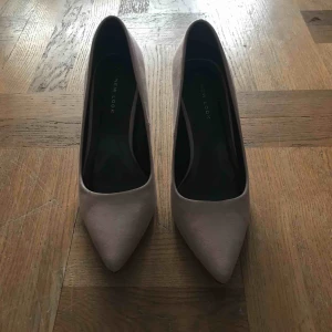  - Klackskor i beige/rosa. Använda 1 gång