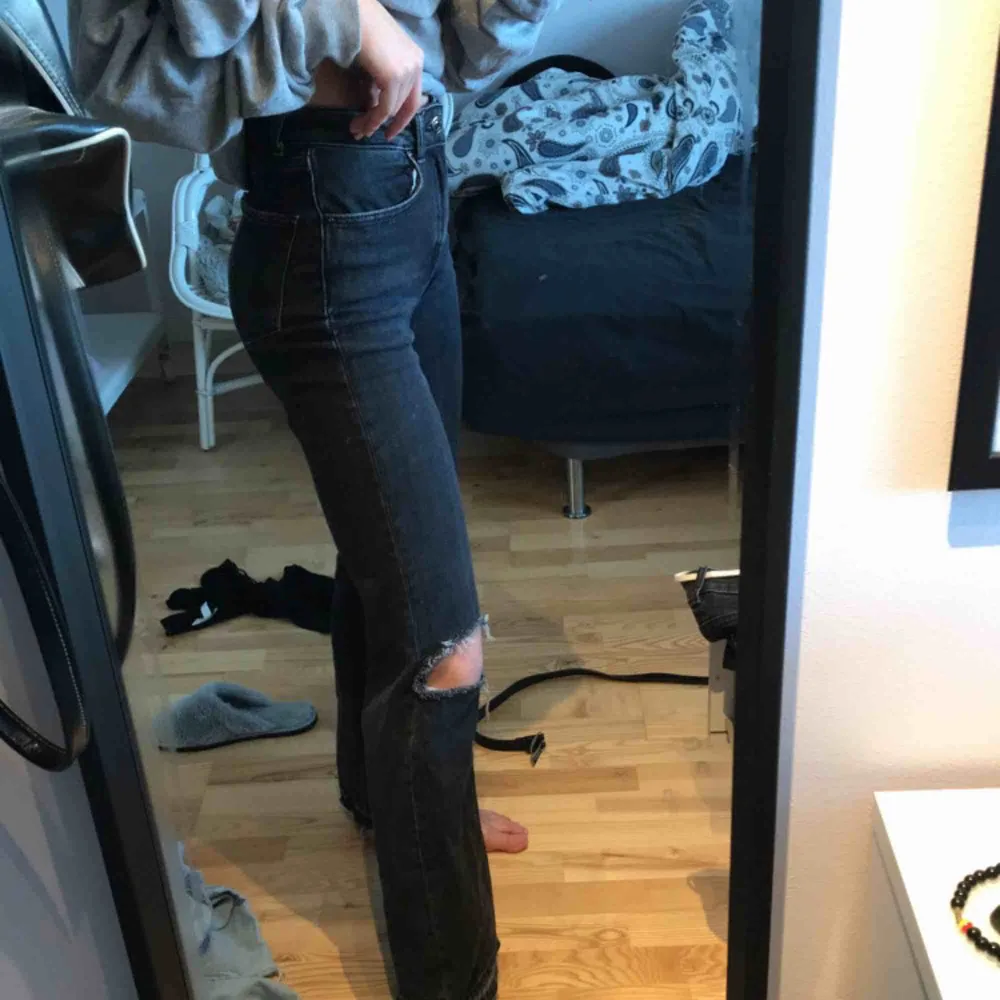 Gråsvarta byxor som jag klippt hål i+sprätt upp där nere för att de skulle bli längre, passar mig som är 171cm rak modell. Jeans & Byxor.