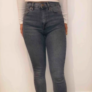  - Jeans i nytt skick, använda endast en gång. Stl XS men passar även S
