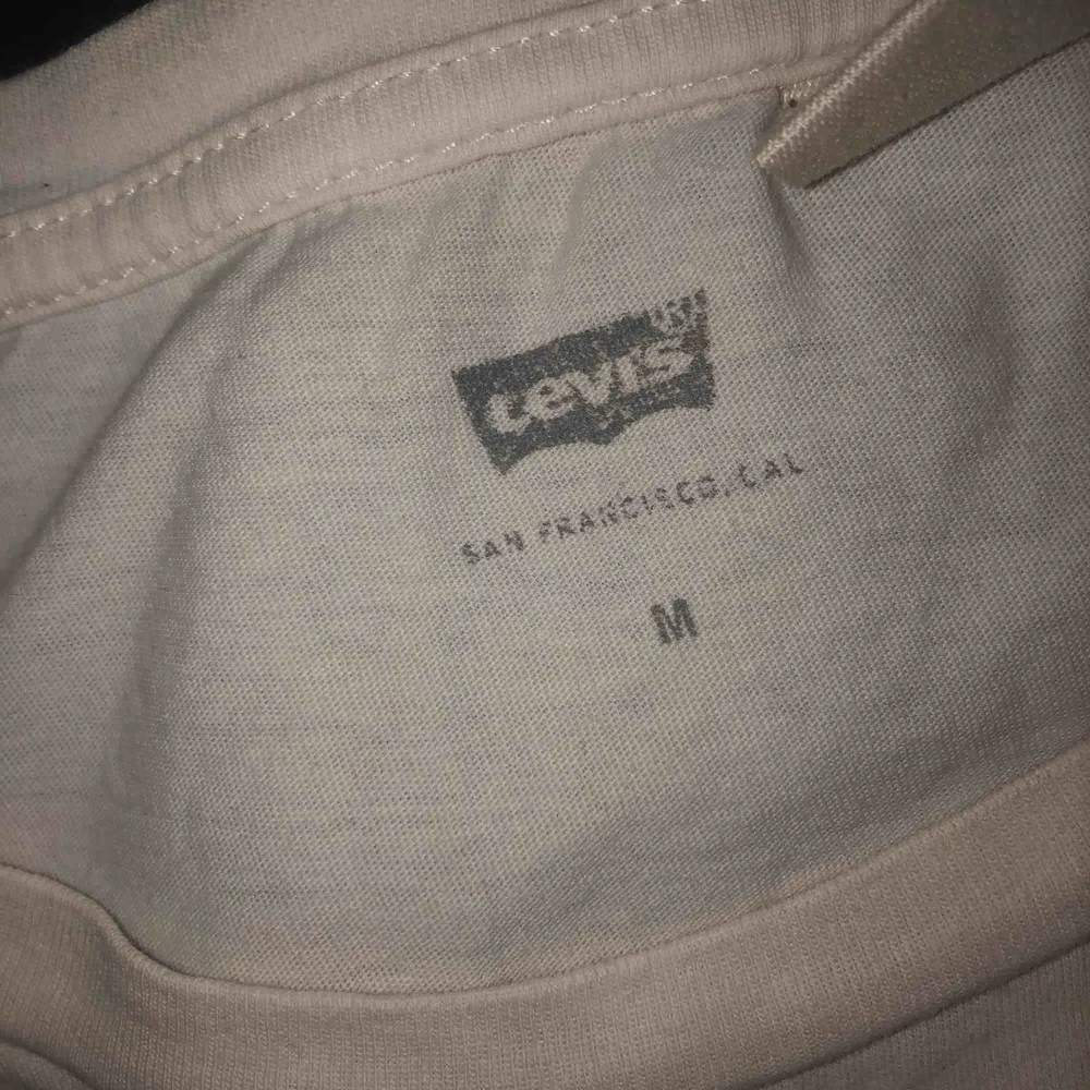 Originellt Levis T-shirt ❤️❤️❤️ använder inte längre. Kan frakta eller mötas upp Lund, malmö eller hörby . T-shirts.