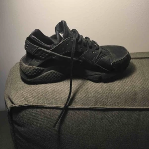  - Svarta Nike Huarache. Knappt använda pga små i storleken. Köparen står för ev frakt, jag kan även mötas upp i Stockholm 