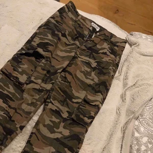  - Säljer nu dessa camouflage byxor, använda endast 3 gånger. Kan mötas upp i Avesta, hedemora annars så står köparen för frakten!
