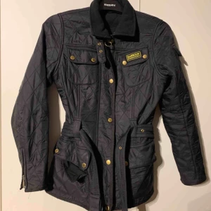  - Begagnad barbour jacka, perfekt för höst eller vår i använt men fint skick! Ena fickan är sönder, är du intresserad så skickar jag gärna bild på de. Men de går enkelt att laga :) Frakt ingår 