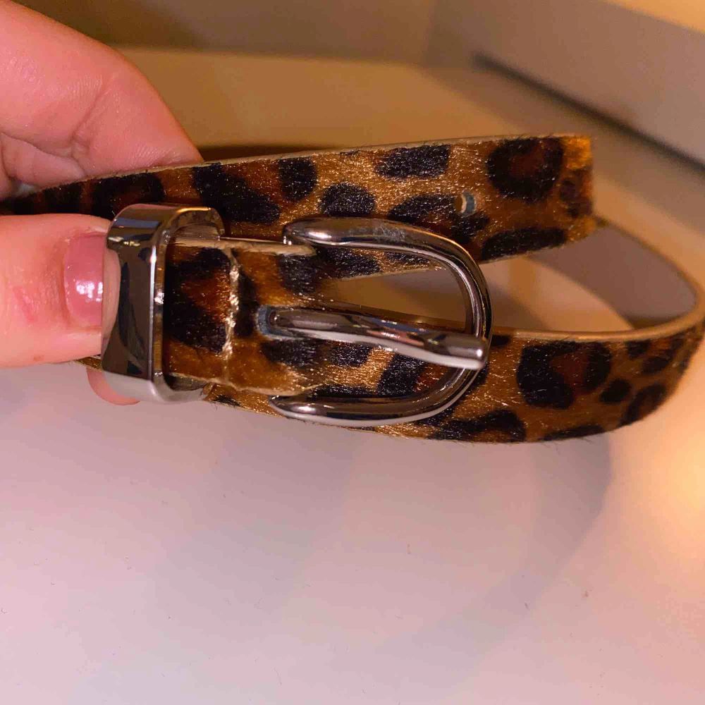 Ett super snyggt leopard skärp köpt på veromoda. Accessoarer.