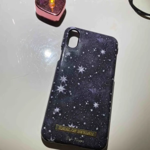 Ideal of Sweden  - Ett Ideal of Sweden skal för iPhone X. Ganska använt så lite repigt. Pris kan diskuteras. Köparen står för frakt. Kan även mötas upp i Uppsala. Tar Swish eller kontant <3