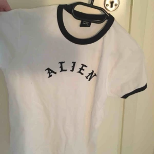  - T-shirt från märket Drop Dead.  Knappt använd.  Storlek S (kan även passa en M)  45:- i frakt 