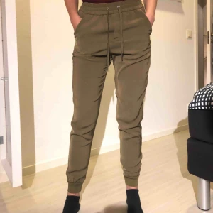  - Säljer dessa byxor från bikbok. Kan frakta.