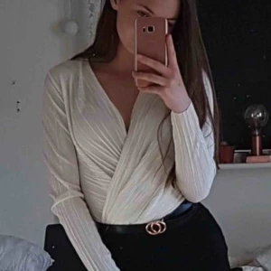  - Vit festtopp med ribbat glansigt tyg