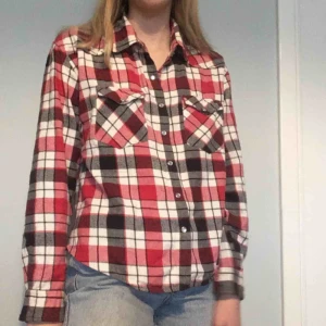  - deeen skönaste flanellskjortan:)) passar olika storlekar beroende på hur löst man vill att den ska sitta, jag har stl m 🍋FRAKT 45kr🍋