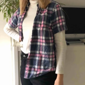  - En cool skjorta från Bondelid i ett rutigt mönster. Snygg att styla med en polotröja. 
