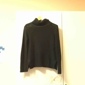  - Mysig svart stickad polotröja från H&M, i gott skick❤️ 