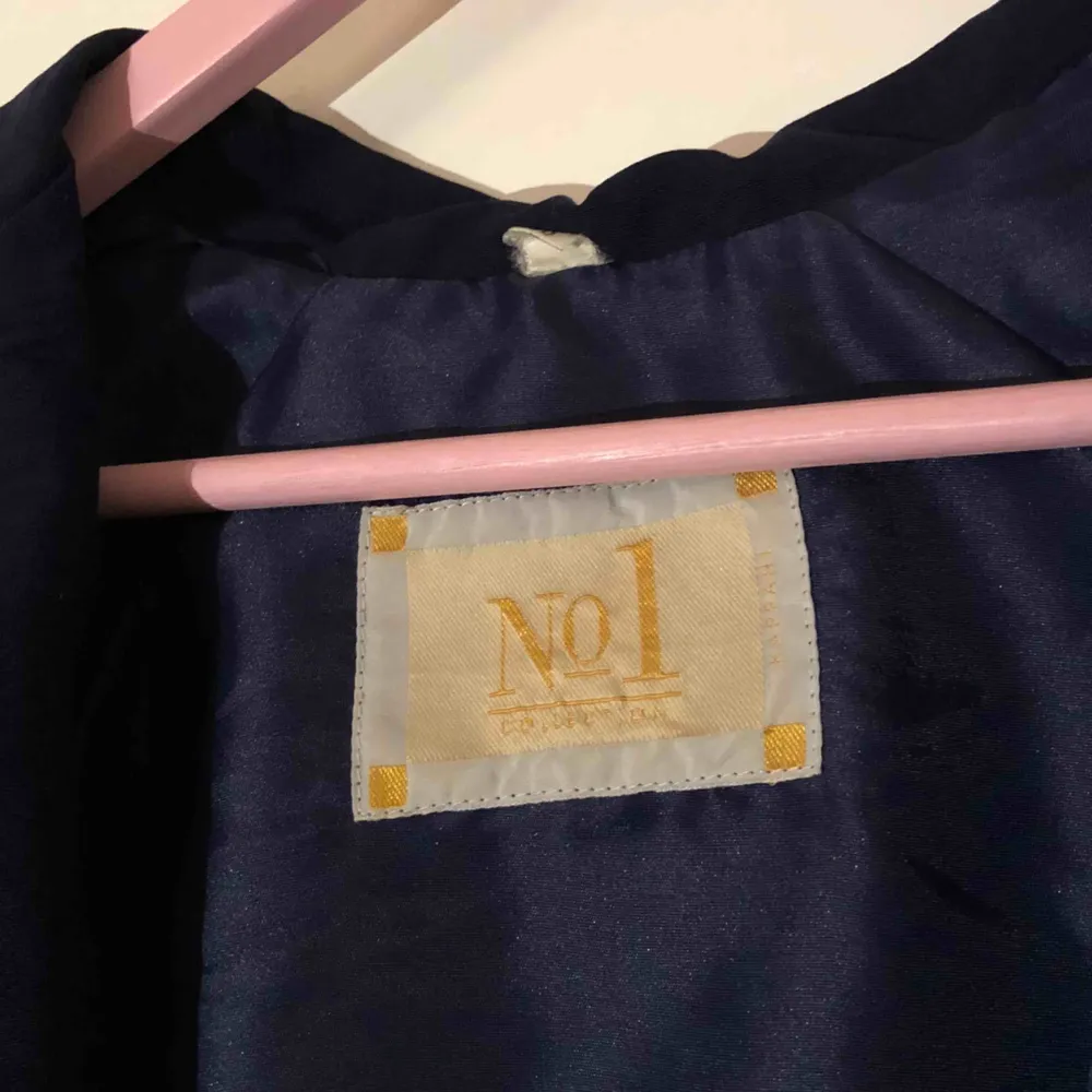 Marinblå jacka i tunt material, perfekt för sommaren med en härlig vintage look. Inga lösa trådar eller knappar som jag kan se. (Inte inklusive frakt, det står köparen för!). Skjortor.