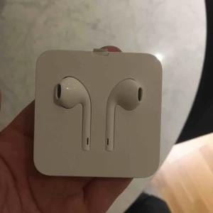  - Apple airpods med lightning-kontakt. Fick med dom vid köp av ny iPhone, säljes pga har redan andra hörlurar som jag använder mig av. Helt oanvända, aldrig tagit ut dom ur förpackningen. Fri frakt 🥰