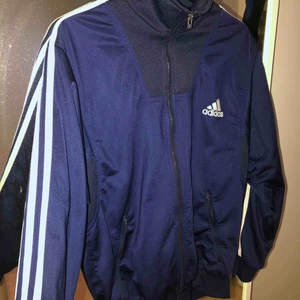  - Använt skick, en herrkofta från adidas  Hämtas i Söråker eller står köparen för frakten 