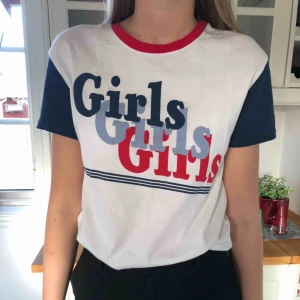  - T-shirt från Bershka med tryck på framsidan. Köparen står för frakt🥰