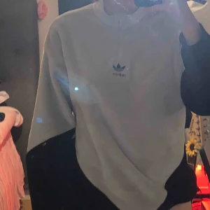  - Varm Adidaströja i teddymaterial. 