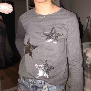  - Långärmad tröja me glittriga stjärnor, så fiin! Men tröttnat lite bara, passar xs/s💫
