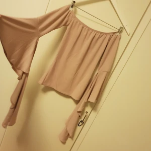  - Ny tröja från nelly. Nypris 300kr. Ljusrosa färg 
