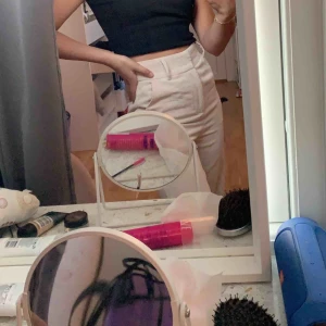  - Säljer mina favoritbyxor ifrån gina. Säljer för att jag inte längre använder dem. Är du intresserad kan jag skicka mer bilder. Passar en 34-36