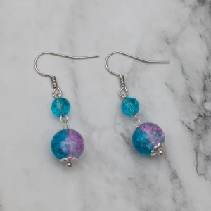  - Fina örhängen med tvåfärgade glaspärlor. Nickelfria. Fri frakt vid köp över 100:-.