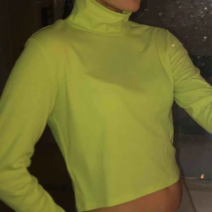  - Polo i grön/gul neon med ribbat material. I storlek L men sitter som ovan på en som har S/XS (alltså lite oversized). Använd ENDAST två gånger & är i nytt skick!