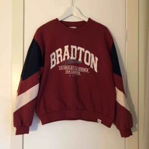  - Tjocktröja i vintagestil från Pull&bear Fint skick!🥳  Finns i Västervik, skickas annars! FRI FRAKT 🚚