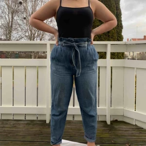  - Almost new jeans Of great quality! Fancy fit. Free in legs and has a waist belt 