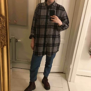  - Rutig skjorta i akrylmaterial. Dock en knapp som gått sönder (se bild) men annars är den som ny!