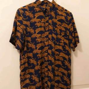 leopardprintad skjorta! frakt 35kr