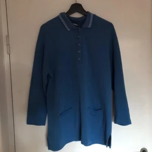  - Säljer denna mjuka tröjan med krage, superskön! Ber om ursäkt för de dåliga bilderna det är så svårt med ljuset nu på vintern. ❤