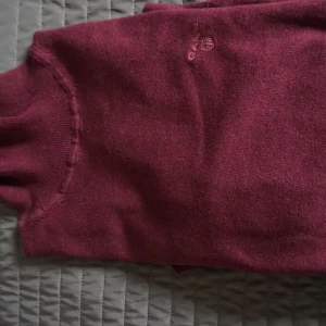  - Vinröd polotröja från Gant i storleken M, välanvänd men i väldigt bra skick. 