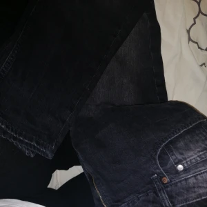  - Mom jeans från hm i storlek 30, ankelmodell. Hål på knäna