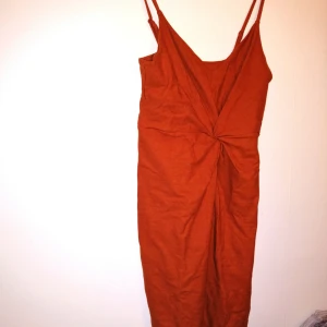  - Helt ny klänning, prislappen sitter kvar. Storlek L 