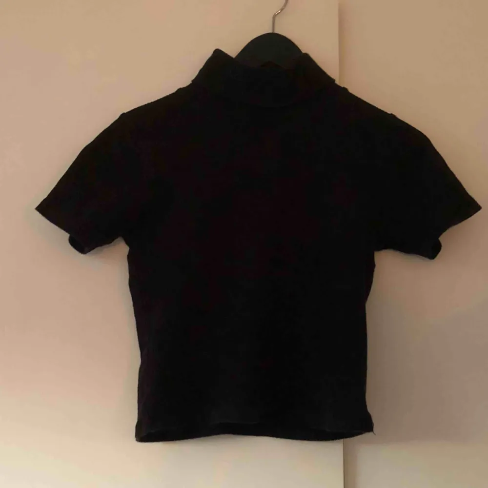 En snygg polotröja från Bik Bok, har använts några gånger✨ Köparen står för frakt✨. Skjortor.