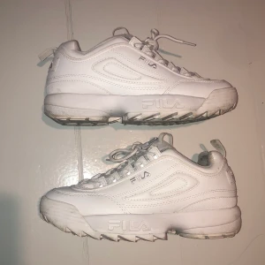 Fila sneakers - Snygga fila sneakers. Använda ett fåtal gånger men väldigt lite synliga tecken på användning. Säljer då de inte kommer till användning. Storlek: 39. Köparen står för frakten (63kr). Vid snabb affär kan pris diskuteras.