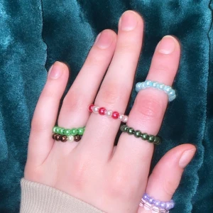 Handgjorda ringar  - Nytt år, ny produkt!! Handgjorda unika ringar! Det blir bättre, om 2 dagar kommer en ny leverans med helt nya roliga pärlor som ni kan matcha ihop och få hem på bara några dagar! Supporta en small buisness med kvalitetssmycken utifrån dina egna idéer 