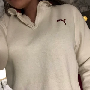 Puma fleece - Skitsnygg vintage Puma tröja! Är gjord i fleece och passar till allt, dragkedjan har gått sönder men är enkel att laga då jag skickar med själva ”draget”😊 är storlek 164 men passar mig som är S!🥰