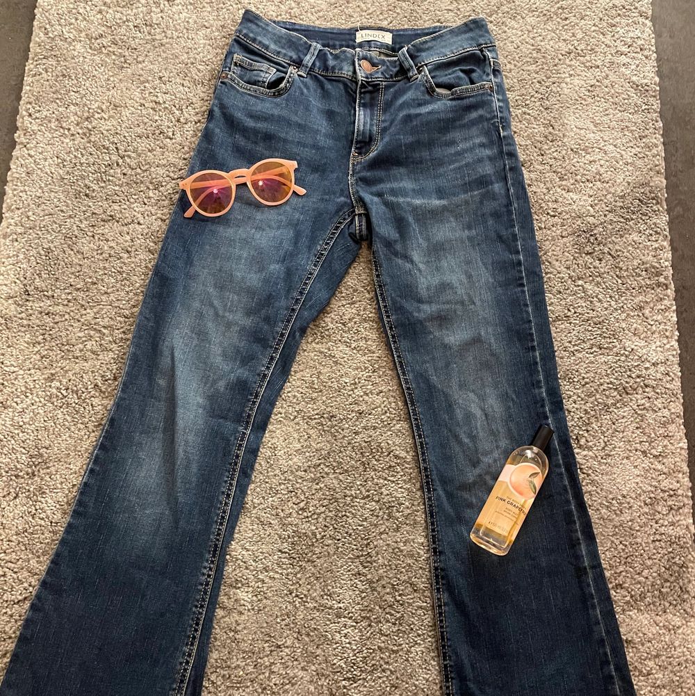 90s/2000s lowwaist jeans i färgen mörkblå!💙säljes pga inte alls min stil, men så gott som nya👍vet inte vad nypris är men modellen heter ”Karen”💙de är sköna och rörliga att ha på sig och sitter bra på mig i midjan☺️vid flera intresserade blir det budgivning!🥰frakten kostar 48kr👍. Jeans & Byxor.