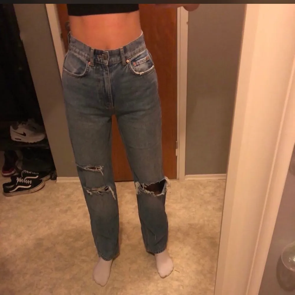 säljer mina 90s high waist jeans i st 32 då jag inte använder dom.  Dom är använda 2-3 gånger och är precis som nya  Inköpta för 600kr, mitt pris 300kr  Pris kan diskuteras vid snabb affär . Jeans & Byxor.