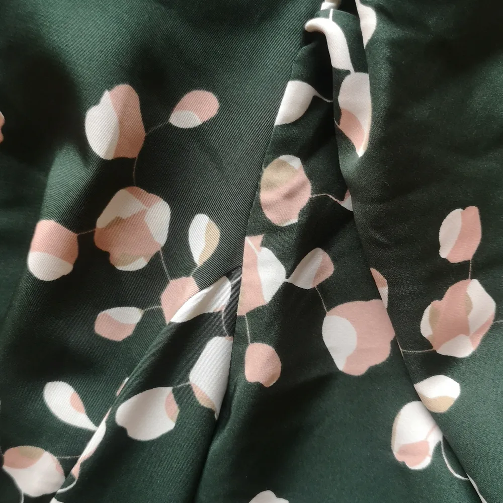 Fantastiskt fin grön jumpsuit från Hm med rosa detaljer! Använd ett fåtal gånger🌟 Benen är vida och jumpsuiten är 150 cm lång. . Övrigt.