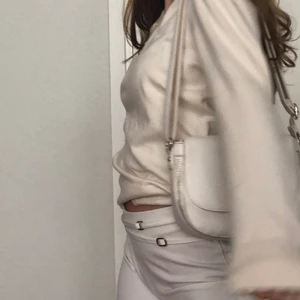 Krämvit tröja - Både snygg och skön tröja som jag fått av min mamma. Går att både klä upp och ner och värmer gott🥰