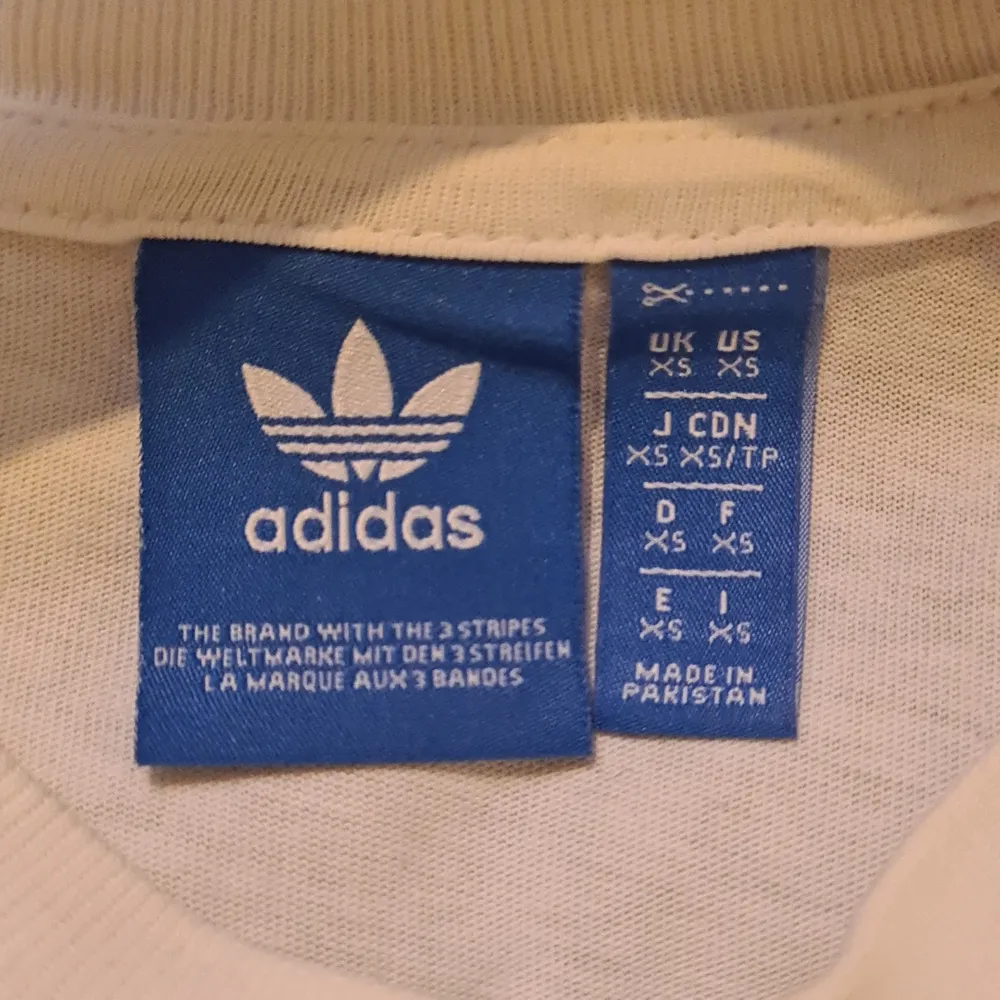 Adidas t-shirten är i storlek xs och är köpt på Adidas butiken i Stockholm. Skicket är 6/10. Anledningen till att skicket är så pass öågt är för att det är ett väldigt litet hål på ena ärmen. Utöver det är skicket bra. Ny pris är 299kr, mitt pris är 70kr inklusive frakt.. T-shirts.