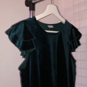 Gullig sammetstopp - Köpte denna på Vero Moda och har använt den ett fåtal gånger! Jättefin mörkgrön färg!