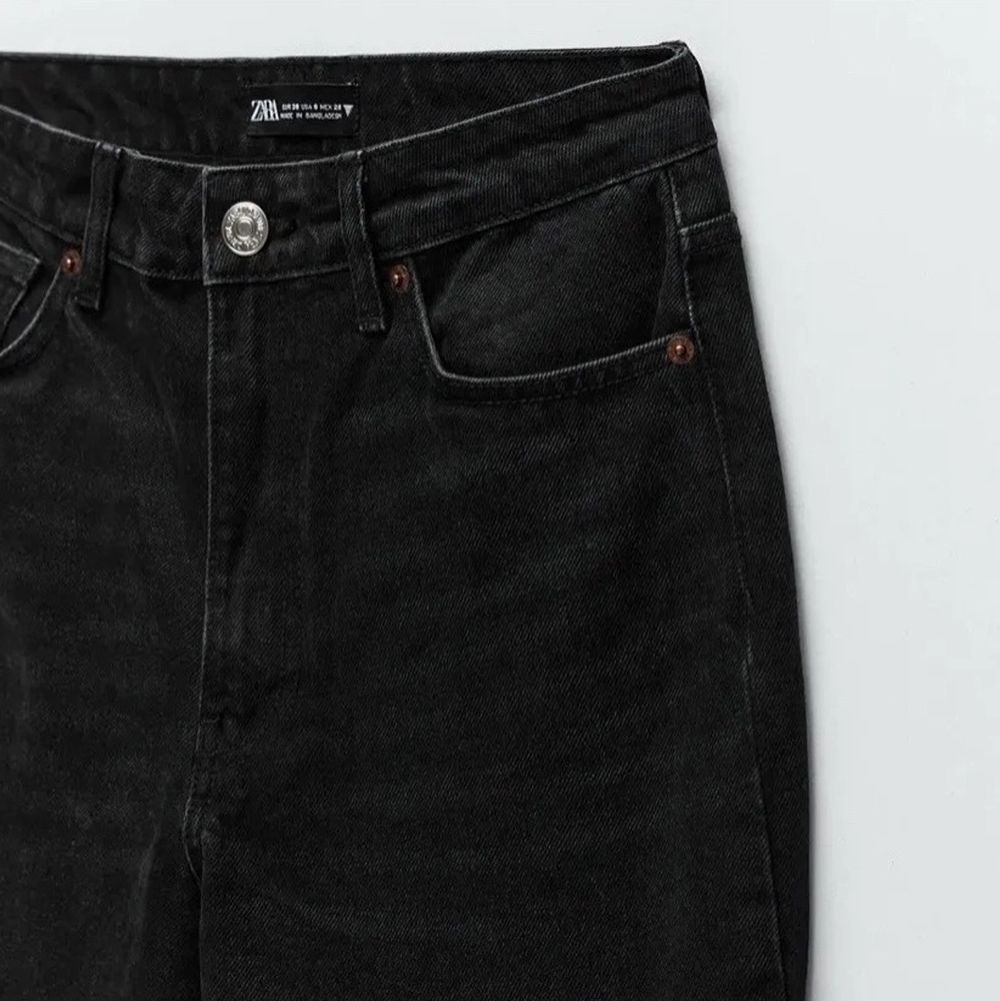 Hej! Säljer dessa super fina och trendiga Jeans från Zara modellen heter SUPER WIDE LEG FULL LENGTH i storlek 40 men passa perfekt för storlek 38(då jag har det)! Köpta för 399kr men säljer för endast 200kr eftersom de är LITE för långa för min smak, har även bara haft på mig dom 1 gång! . Jeans & Byxor.