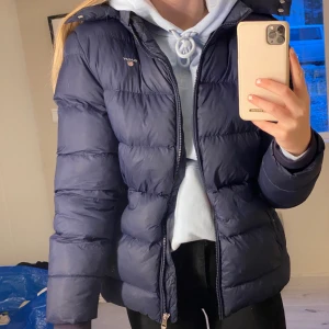 Gant vinterjacka - En vinterjacka i ett jättebra skick från gant✨ köpt från kidsbrandstore för 2000kr, passar en XS & S💞 pris plus frakt.💞 priset kan diskuteras vid snabb affär💘