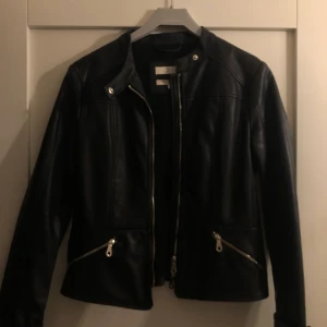 365 skinnjacka - Använd Max 2 gånger. Köpt på MQ, märke 365. Storlek 38 men passar bra på 36