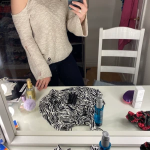 Stickad tröja hollister  - Hejj säljer min nästan oanvända hollister stickade tröja st XS. Men passar även för dig som är S, sitter något tightare då! Tröjan har hål i sig precis som den var när jah köpte. Legat i garderoben i 3 år utan användning. Använd Max 8 gånger (köparen står för frakten)