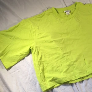 Neon grön tröja - Säljer min neongröna tröja jag aldrig använt, helt i ny skick :) köparen står för frakten <3